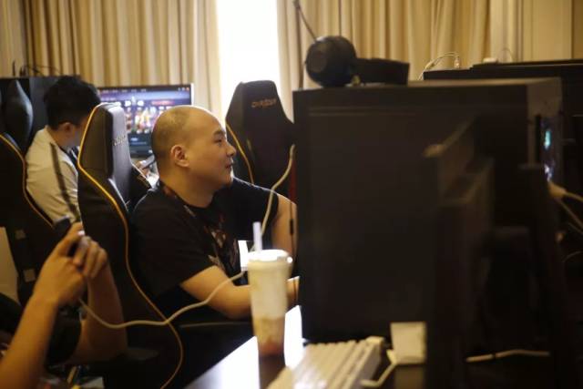 德州扑克高手不过度解读（德州扑克高手避免过度解读）