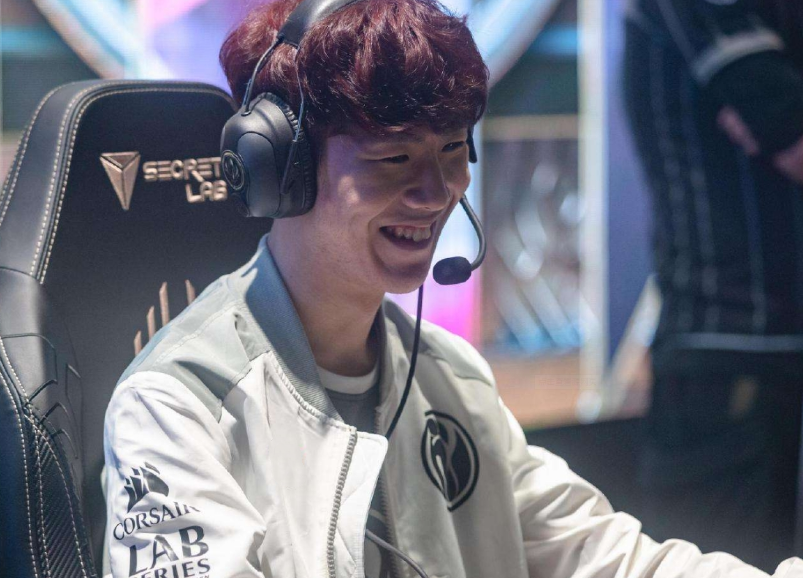 又是今天吗？Shanks在马路中间回城送出大礼，EDG惊险先下一城