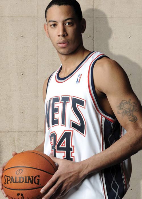 41岁詹皇效率竟压东契奇！26+10创里程碑，谁才是湖人真大腿？